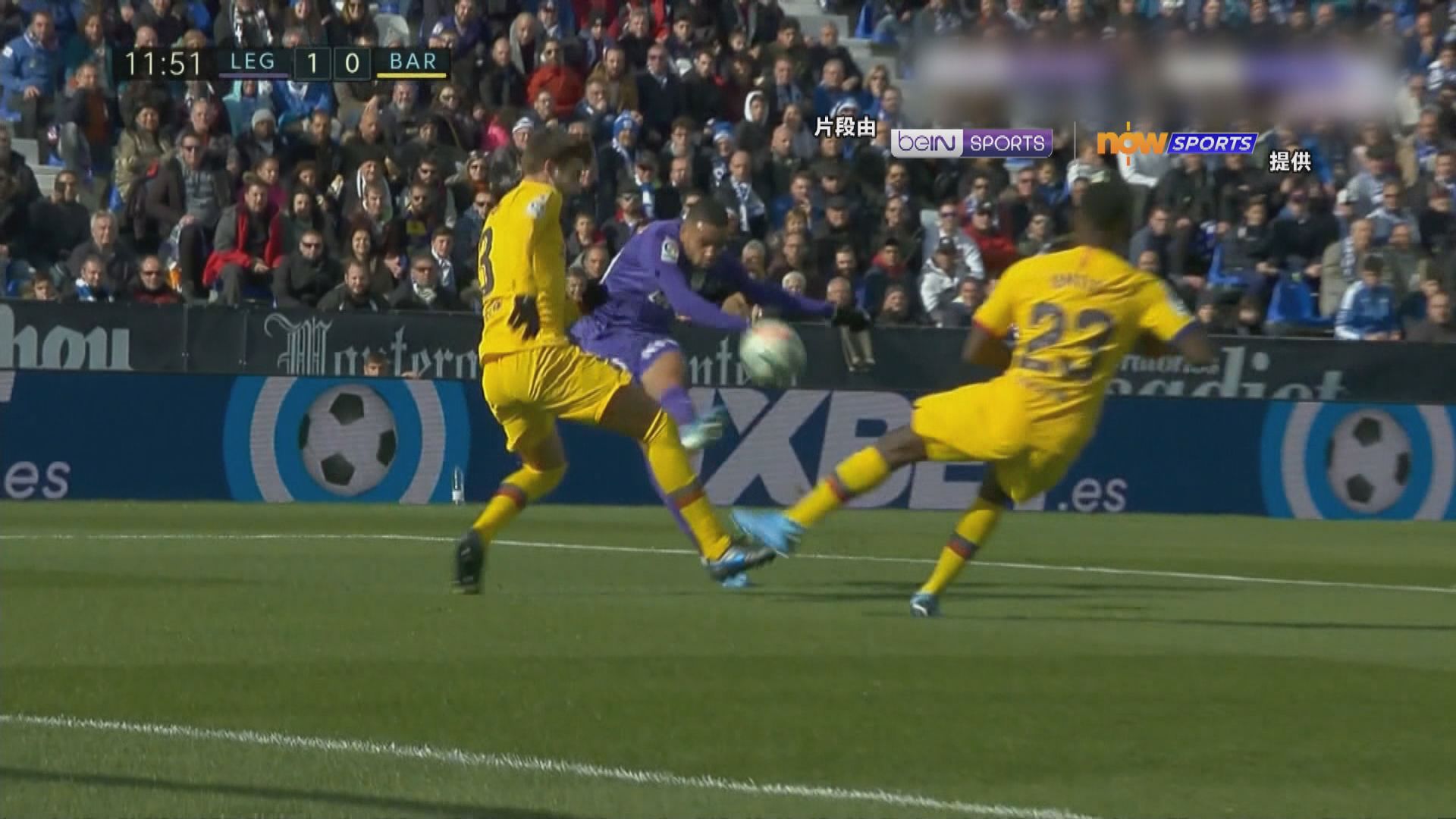 伯纳乌球场裁判判罚引燃球迷愤怒，公平争议引爆社交媒体